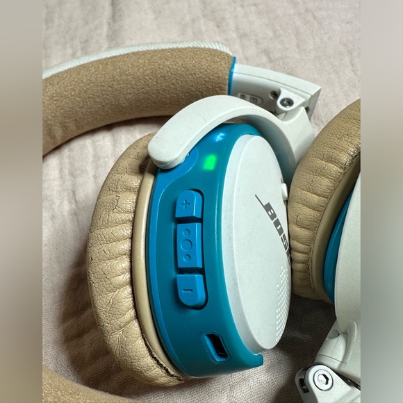 BOSE WHITE SOUNDLINK ON-EAR BLUETOOTH WIRELESS HEADPHONES - Picture 12 of 14